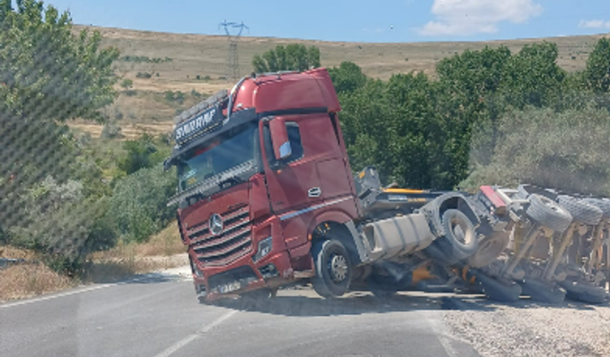 Yayla yolu maden çıkışında tır devrildi