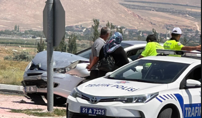 Niğde’de iki araç çarpıştı