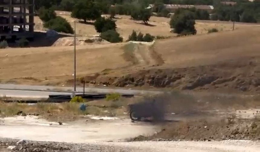 Boş alandaki motosiklet alev alev yandı