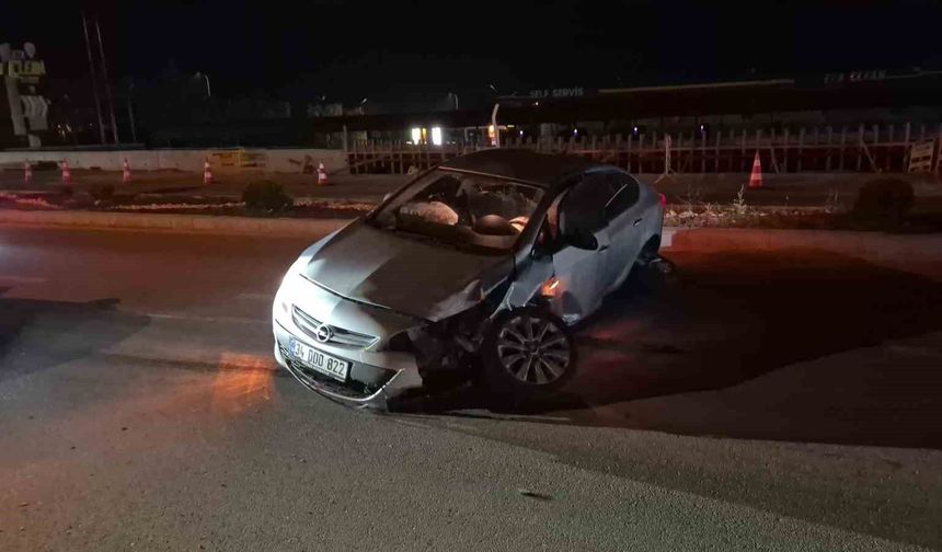 Alkollü sürücünün kullandığı otomobil orta refüjdeki tabelayı devirdi