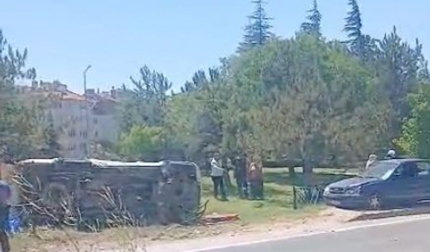 Otomobil yol kenarına devrildi
