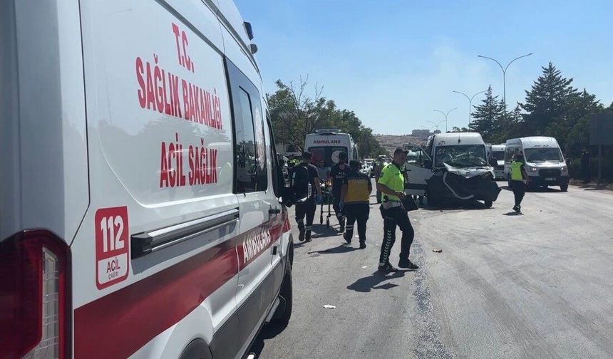 İşçi servisi tıra arkadan çarptı: 11 yaralı