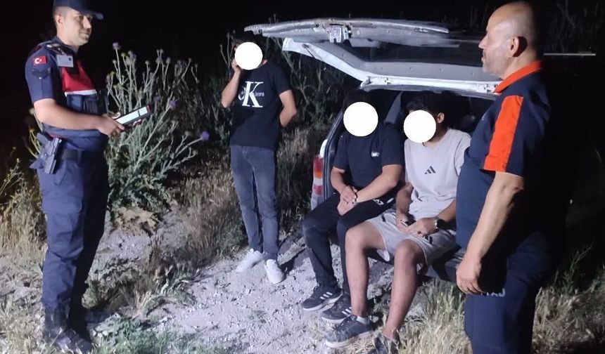 Gezmek için çıktıkları dağda yönlerini kaybeden 3 kişiyi AFAD buldu