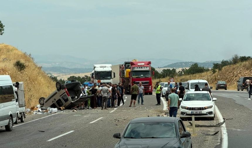 Hafif ticari araç karşı şeride geçti: 4 yaralı
