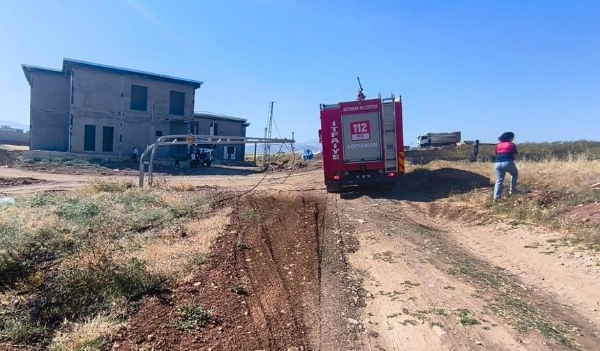 Hafriyat kamyonu elektrik tellerini kopardı