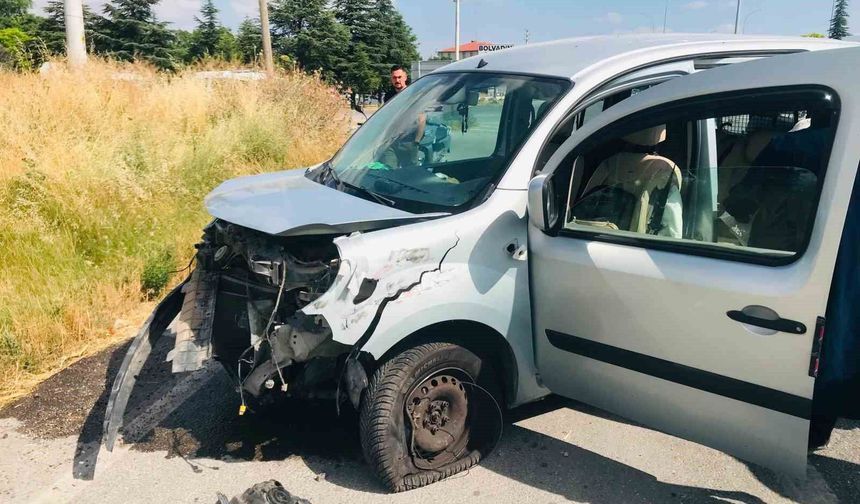 İki otomobilin çarpıştığı kazada 4 kişi yaralandı
