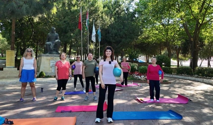 Kadınlar açık havada güne sporla başlıyor