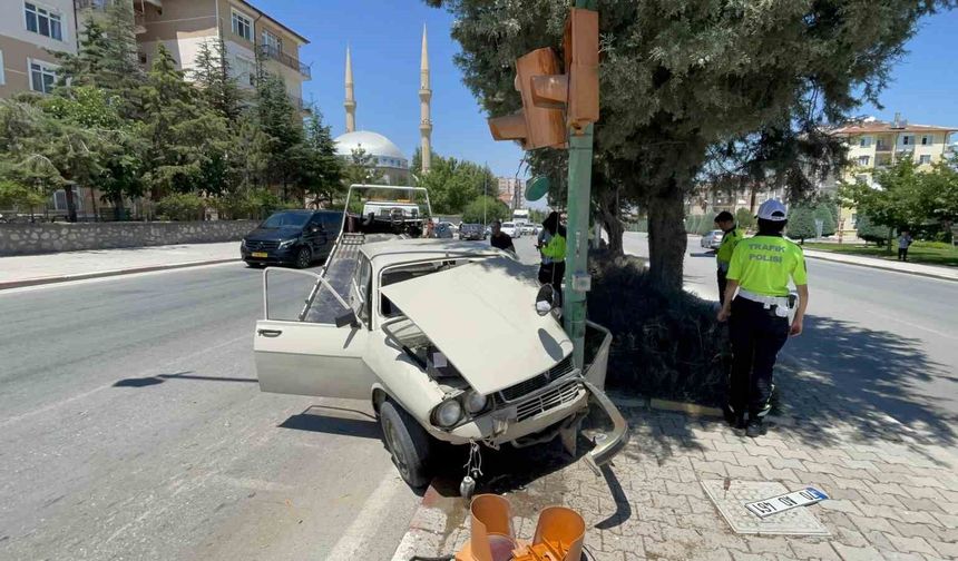 Otomobil trafik lambasına çarptı: 1 yaralı