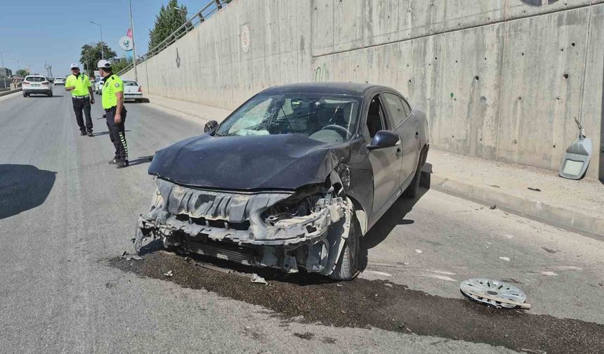 Lastiği patlayan otomobil kaza yaptı: 1 yaralı