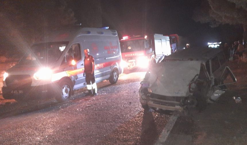 Otomobil ile traktör çarpıştı: 2'si ağır 4 yaralı