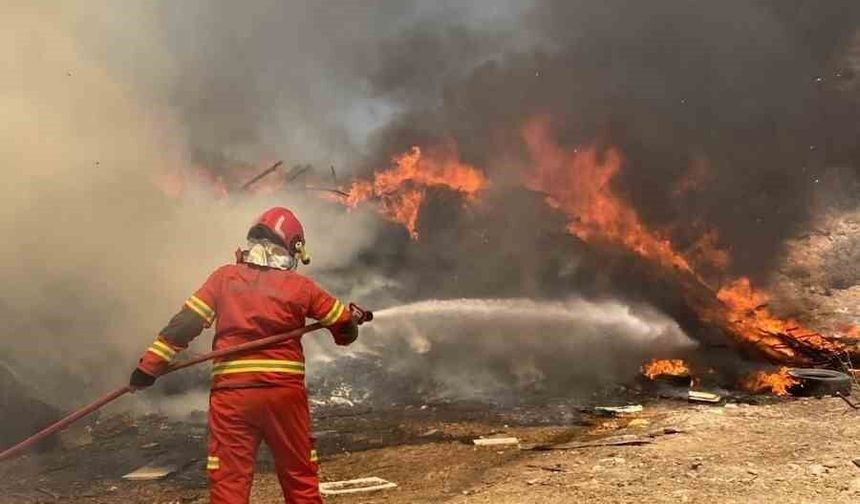 Menteşe'de korkutan araç yangını: Otomobil küle döndü