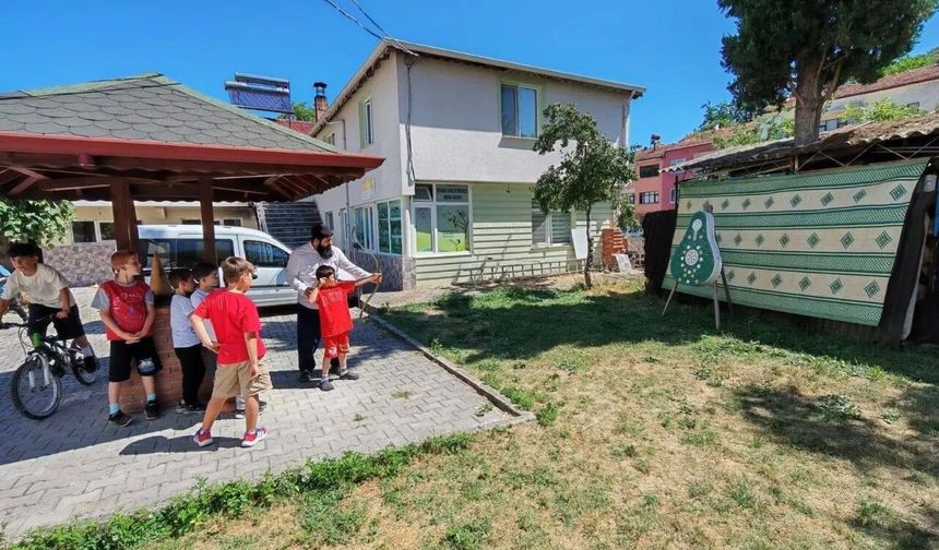 Minik kursiyerler hem öğreniyor hem sosyalleşiyor