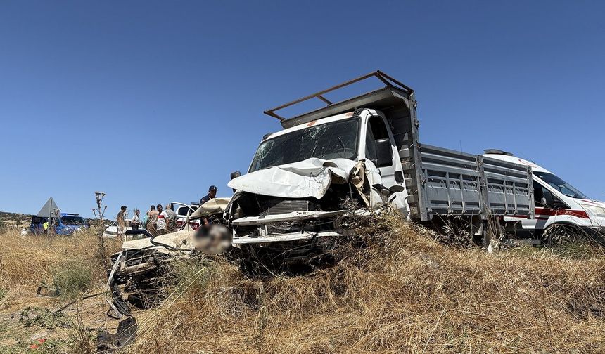 Otomobil ile kamyonet kafa kafaya çarpıştı; 1 ölü 1 yaralı