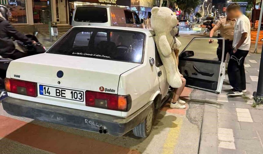 Peluş ayı ehliyetsiz sürücüyü ele verdi