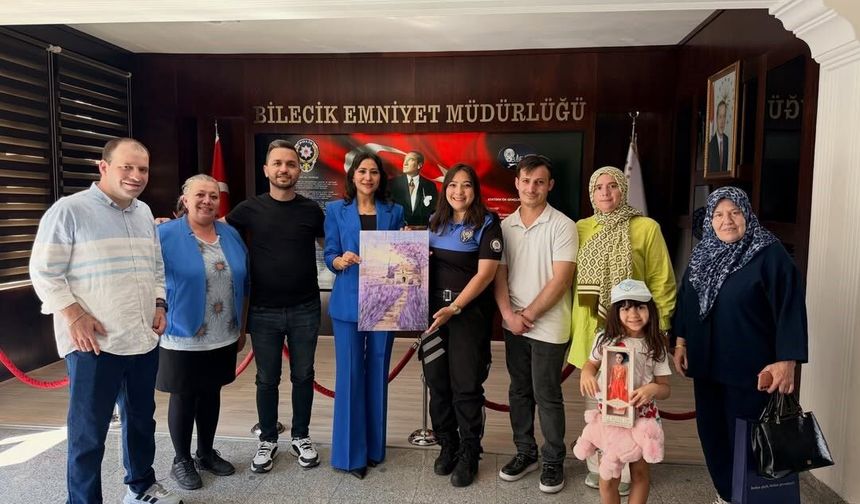 Polis çifte anlamlı veda