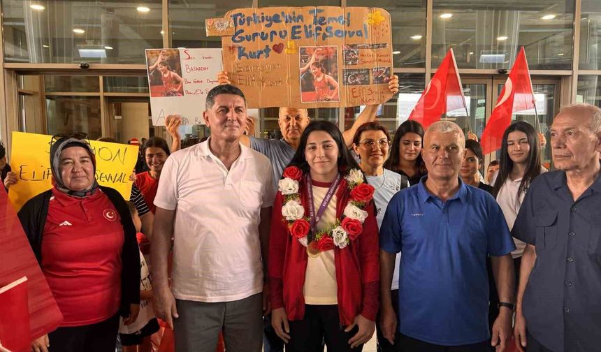 Şampiyon güreşçi memleketinde davul zurnayla karşılandı