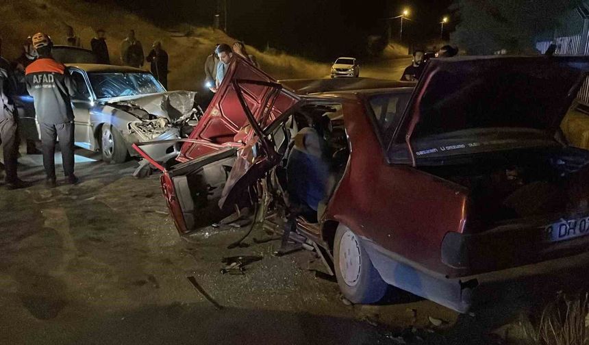 İki otomobilin çarpıştığı kazada 1 kişi öldü, 5 kişi yaralandı