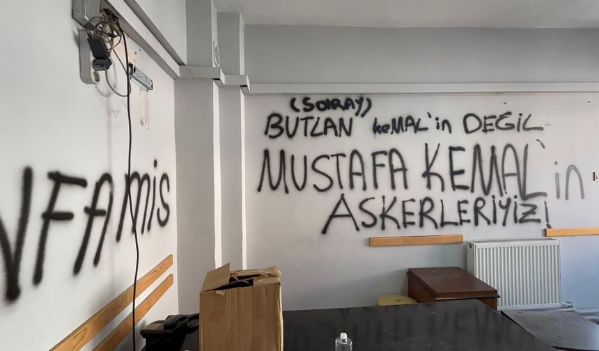 CHP Niğde İl Başkanlığı içine ve dışına yazılar yazıldı
