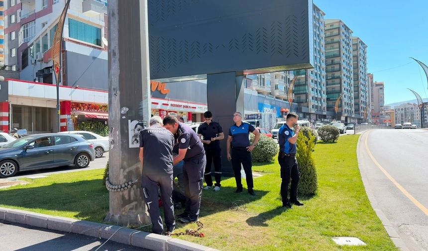 Niğde Belediyesinden bayrak direğine bakım ve onarım