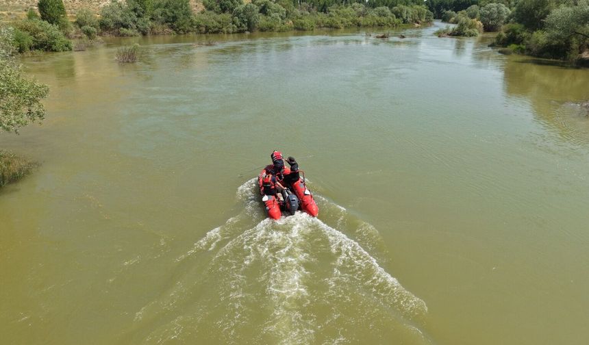 Oğlunu kurtardı, kendisi suda kayboldu