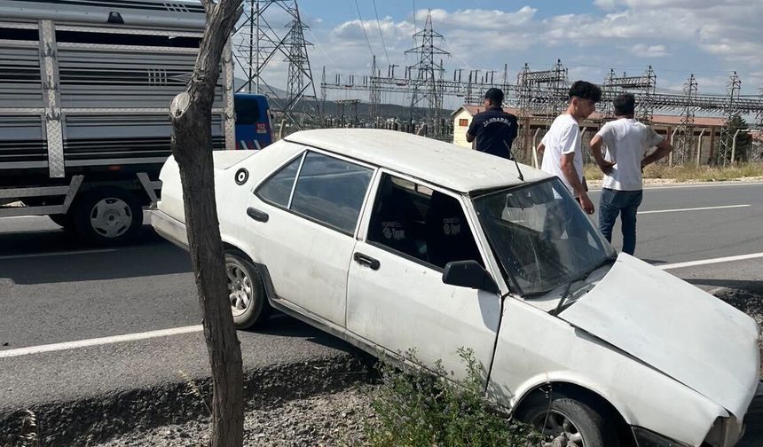 Niğde’de otomobil ağaca çarptı