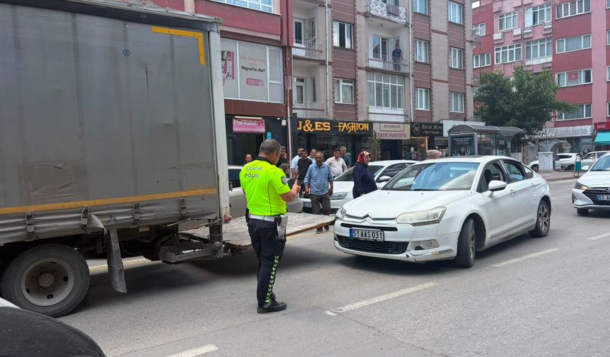 Niğde'de otomobil ile kamyonet çarpıştı