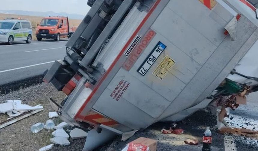 Niğde'de kola yüklü tır devrildi:1 yaralı