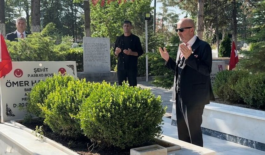 Dönemin Özel Kuvvetler Komutanı Aksakallı, Şehit Ömer Halisdemir'in kabrini ziyaret etti