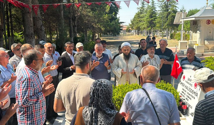 Şehit Ömer Halisdemir’in Kabri 15 Temmuz’un 10. yılında ziyaretçi akınına uğruyor