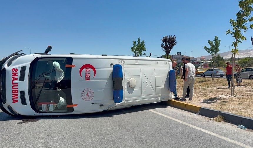 Niğde'de ambulans ile otomobil çarpıştı: 5 yaralı