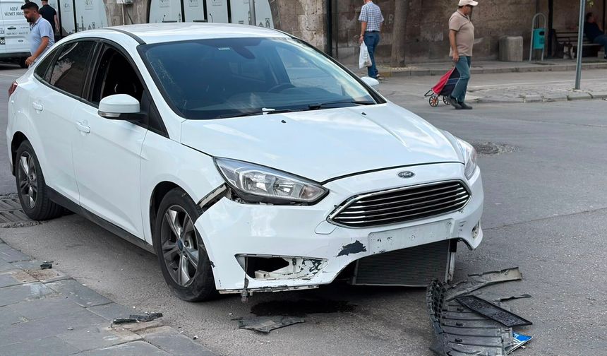 Niğde’de kontrolden çıkan otomobil dubalara çarptı
