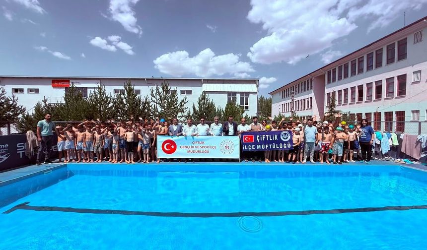 Çiftlik’te çocuklar yüzme öğreniyor