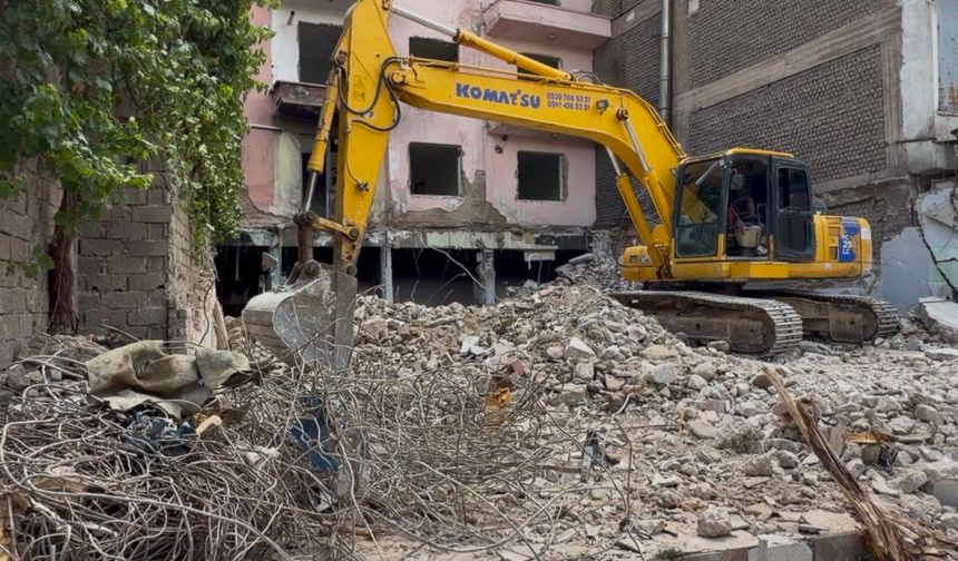 Niğde’de metruk binanın yıkımına başlandı