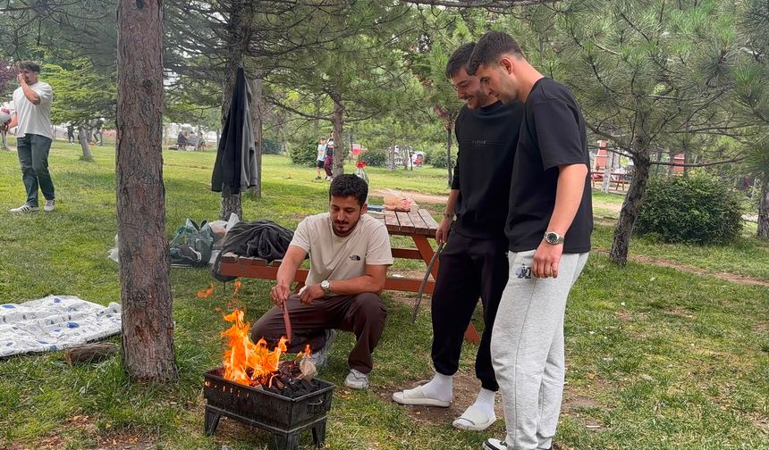 Niğde'de hamaklar kuruldu, mangallar yakıldı