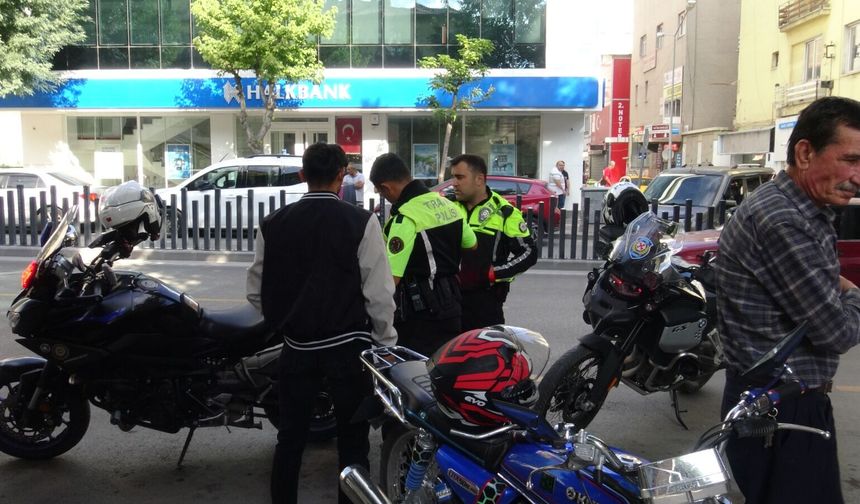 Niğde'de otomobil ile motosiklet çarpıştı