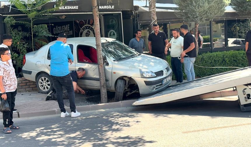 Niğde'de kontrolden çıkan otomobil kaldırıma çıkıp dükkâna girdi