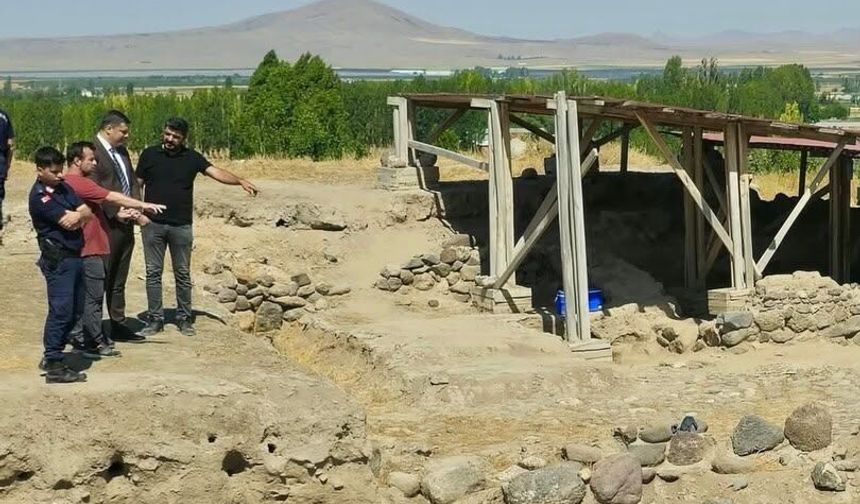 Kınık Höyüğü kazı çalışmaları incelendi