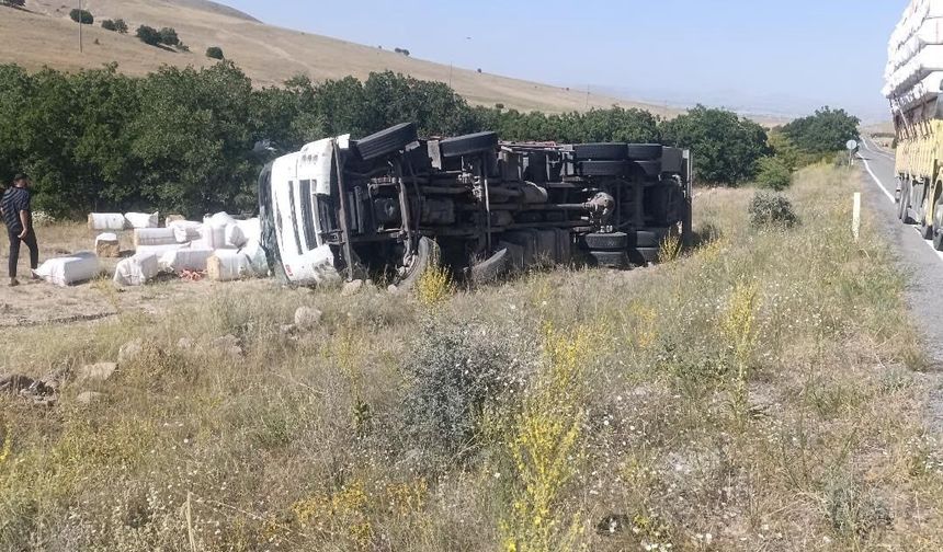 Niğde-Çiftlik yolunda kamyon devrildi: 1 yaralı