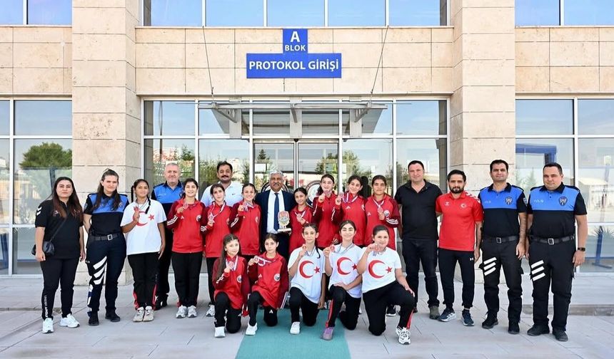 Şampiyon minik güreşçilerden İl Emniyet Müdürü Yüceer'e ziyaret