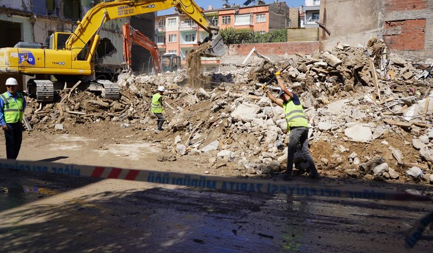 Niğde'de riskli binanın kontrollü yıkımı sona erdi