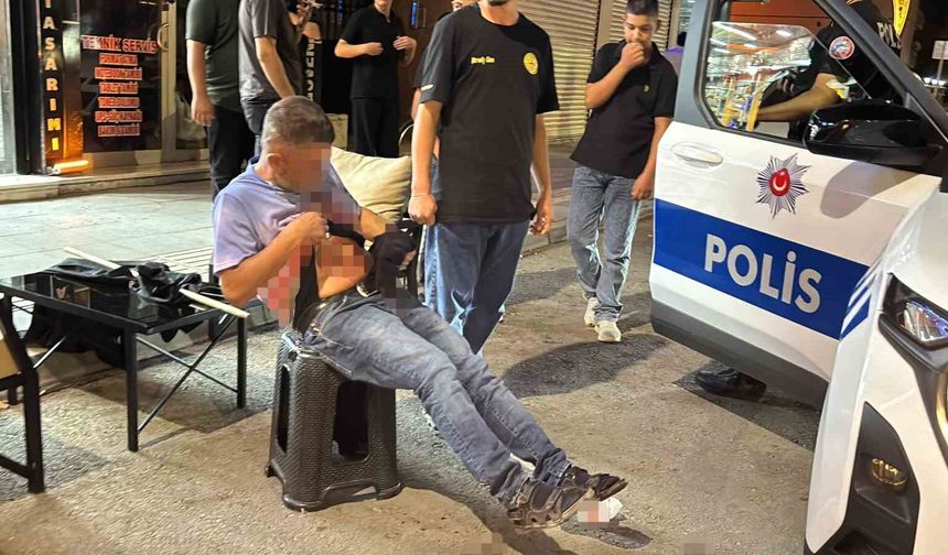 Karnından bıçakla yaralandı, polislere bağırıp yol ortasında soyundu
