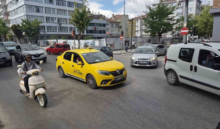 Elektrik kesintisi sebebiyle trafik ışıkları yanmayınca karışıklık meydana geldi