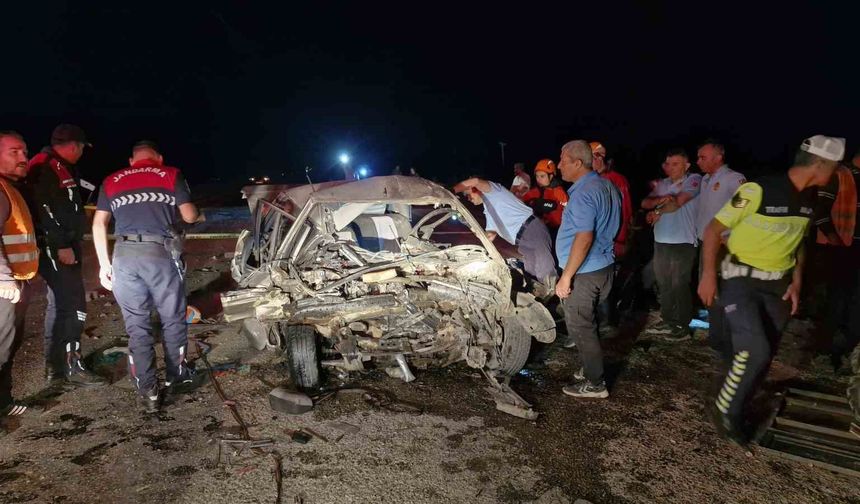 Karaman’da iki otomobilin kafa kafaya çarpıştı: 1 ölü, 1 yaralı