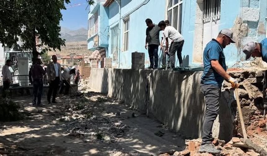 Altunhisar Belediyesi çevre düzenleme çalışmalarını sürdürüyor