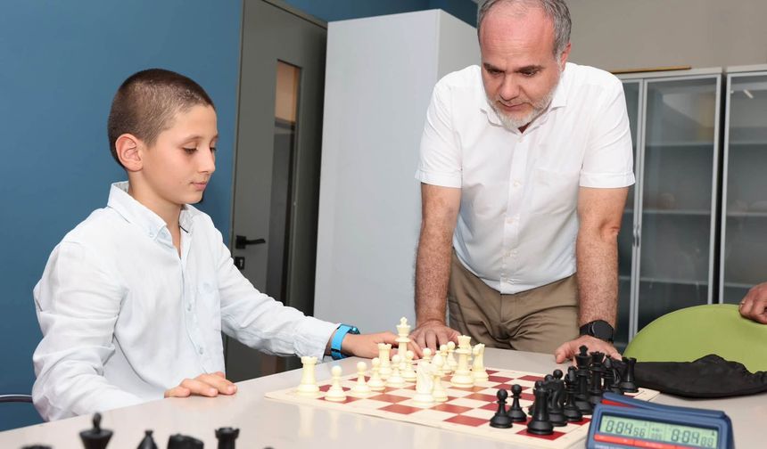 Rektör Uslu çocukların yaz neşesine ortak oldu