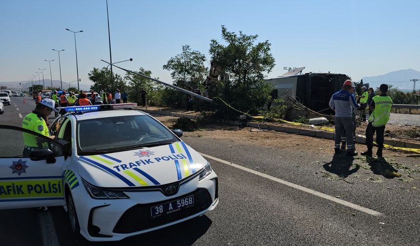 Niğde-Kayseri  yolunda yolcu otobüsü devrildi: 1 ölü, 24 yaralı