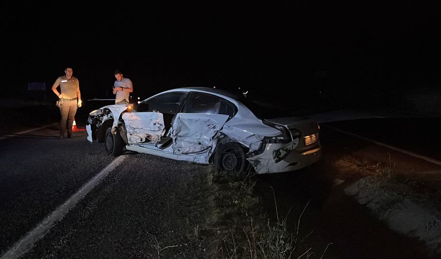 Niğde'de iki otomobil kafa kafaya çarpıştı: 1'i ağır, 7 yaralı