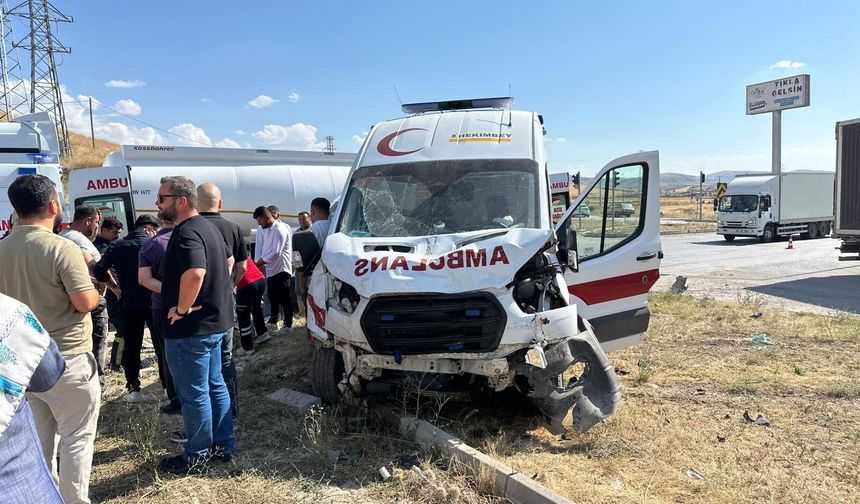 Ambulans ile cip çarpıştı: 5 yaralı
