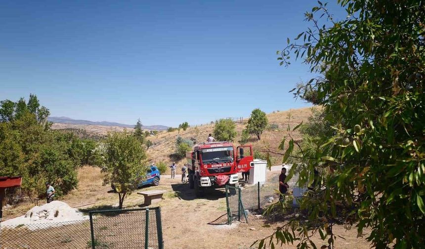 Anız yangını evlerin sınırına ulaşmadan söndürüldü