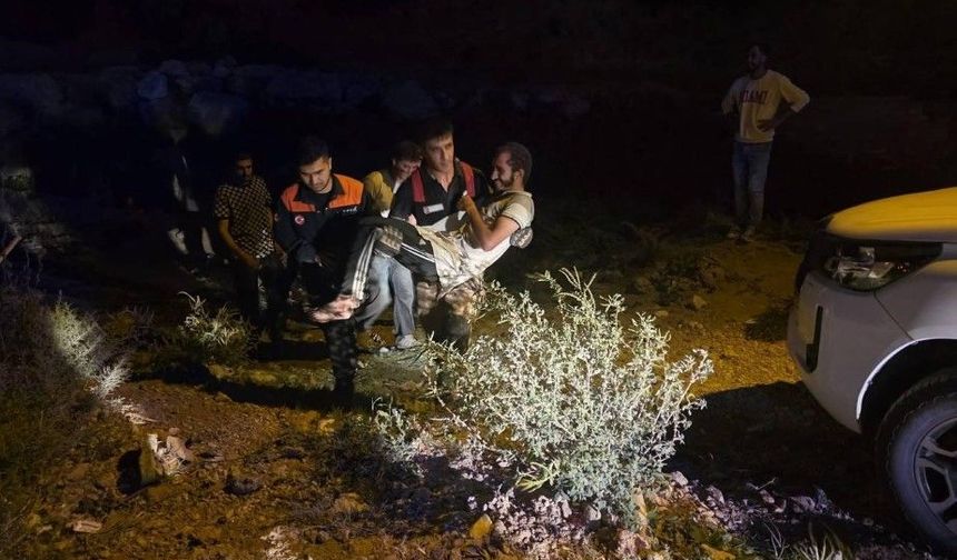 Dağ yüzeyindeki mağarada mahsur kalan şahıs kurtarıldı